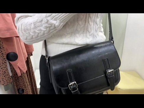 ❤️ Offentlig onani av den unga slynan FeralBerry med en dildo i provrummet Porno at sv.pornfuror.ru ❌