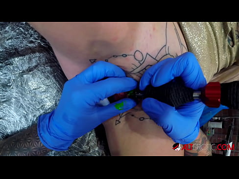 ❤️ Extremt tatuerade snyggingen Sully Savage fick en tatuering på sin klitoris Porno at sv.pornfuror.ru ❌